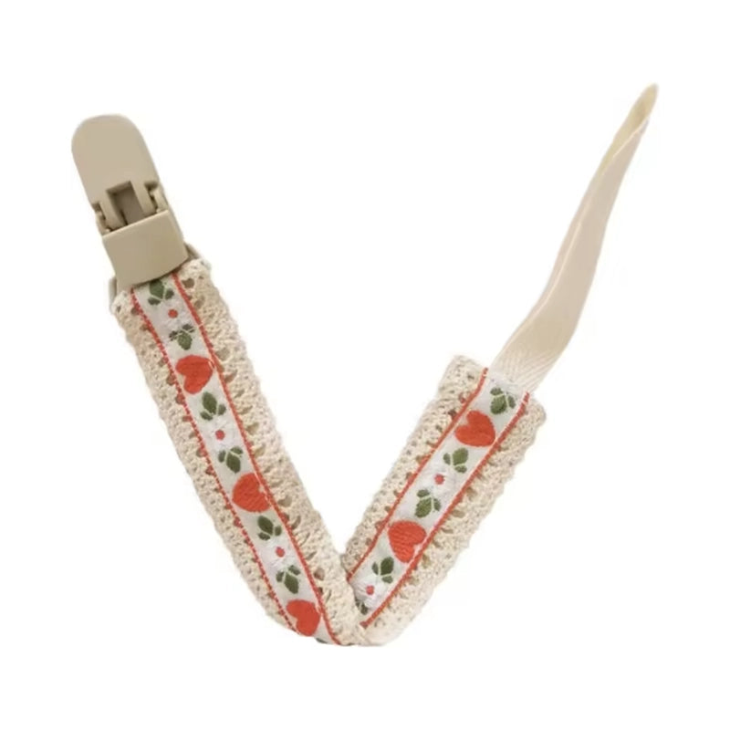 Attache tétine en tissu écru, motif cœurs rouges et fleurs blanches