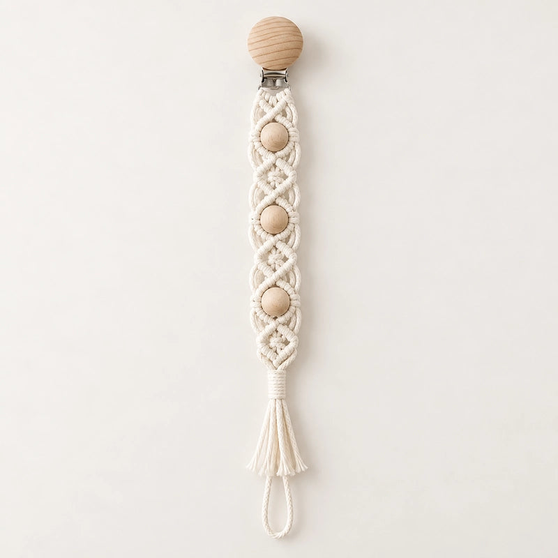 Attache tétine macramé écru avec trois perles en bois intégrées au tressage