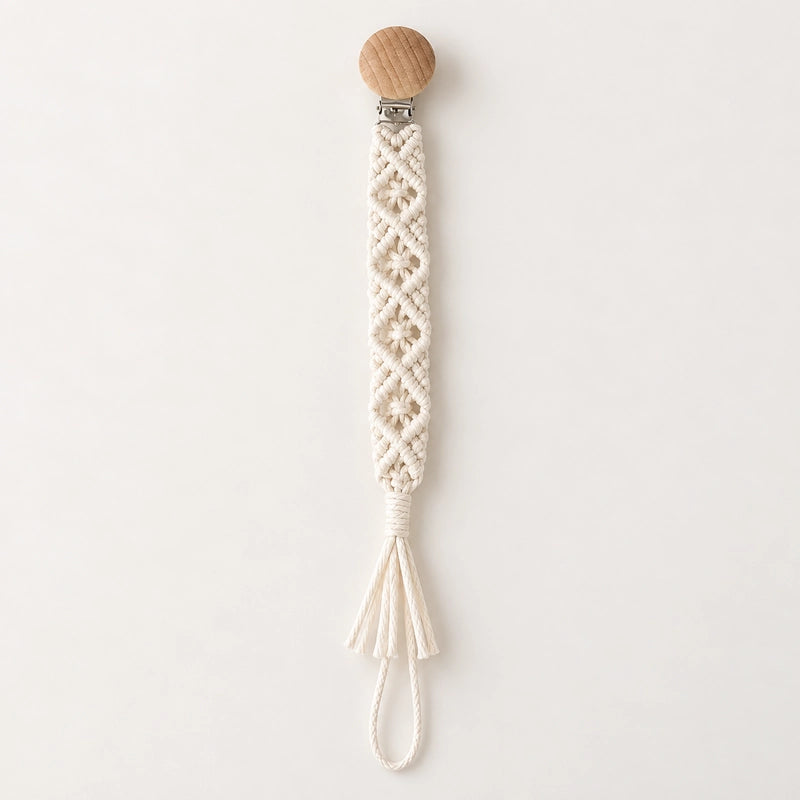 Attache tétine macramé écru, motif losange fleuri
