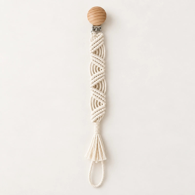 Attache tétine macramé écru, motif torsadé en spirale