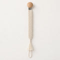 Attache tétine macramé écru, motif chevrons
