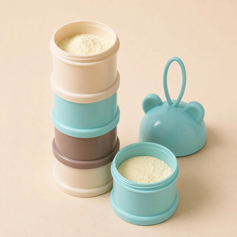 Doseur à lait en poudre ours turquoise ouvert, compartiments remplis de lait en poudre