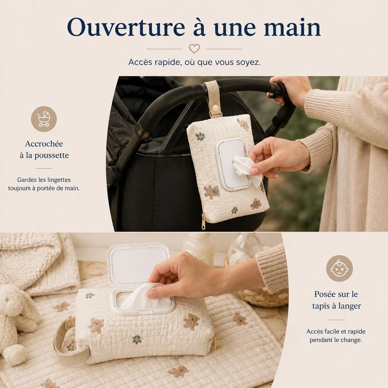 Pochette à lingettes oursons beiges accrochée à une poussette et posée sur un tapis à langer, ouverture à une main