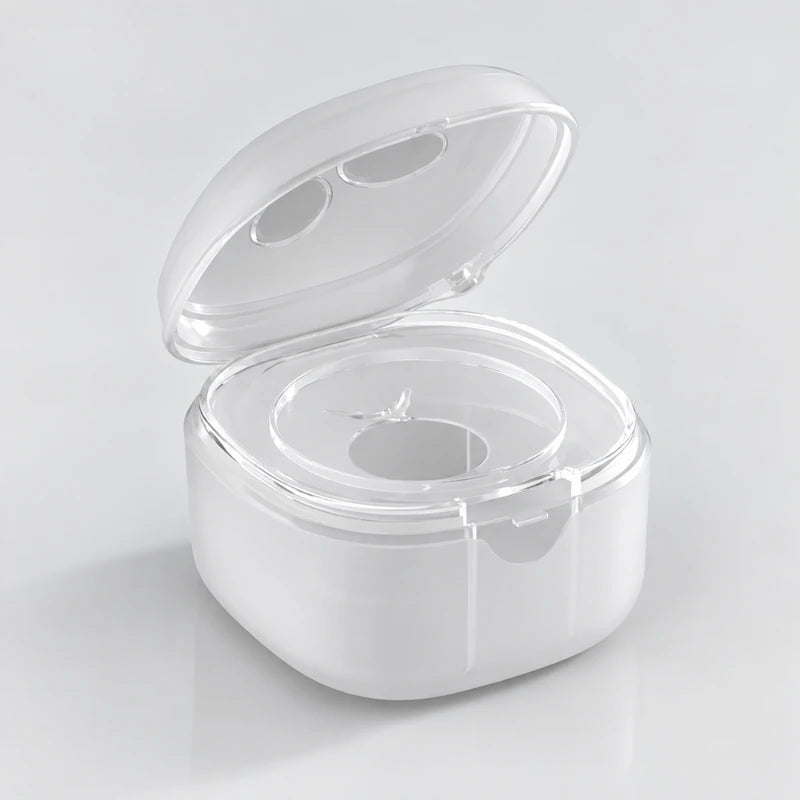 Protège-tétine bébé blanc transparent, couvercle ouvert montrant l'emplacement de la tétine
