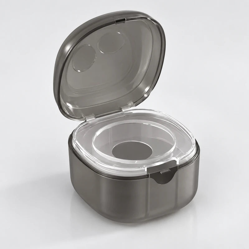 Protège-tétine bébé gris fumé, couvercle ouvert montrant l'emplacement de la tétine