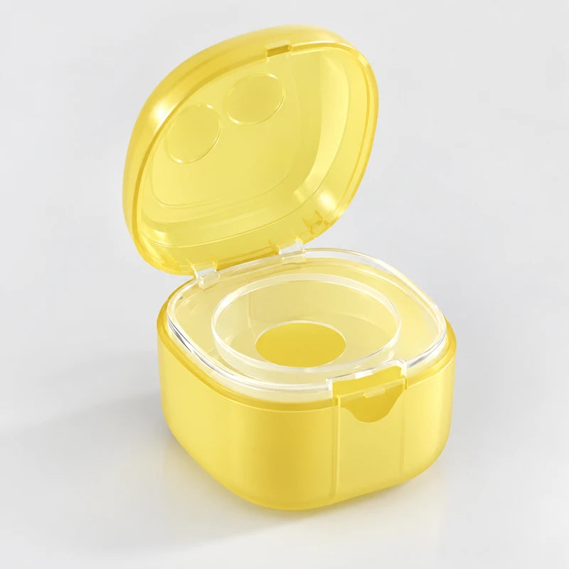 Protège-tétine bébé jaune, couvercle ouvert montrant l'emplacement de la tétine