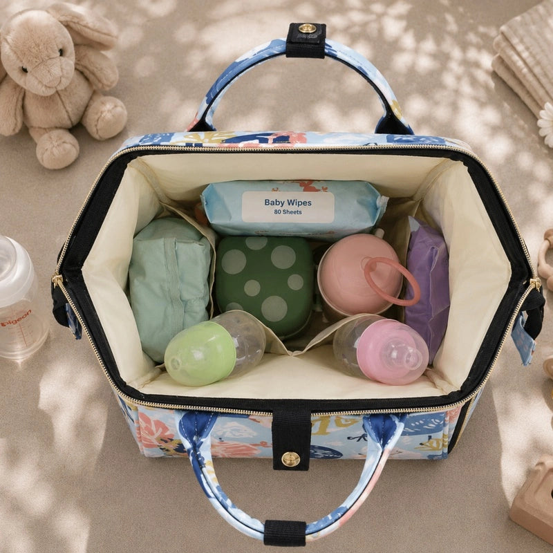 Intérieur organisé du sac à langer bébé bleu fleuri avec biberons et affaires bébé