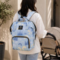 Femme portant sur le dos le sac à langer bébé Harry Baby motif royaux avec poussette