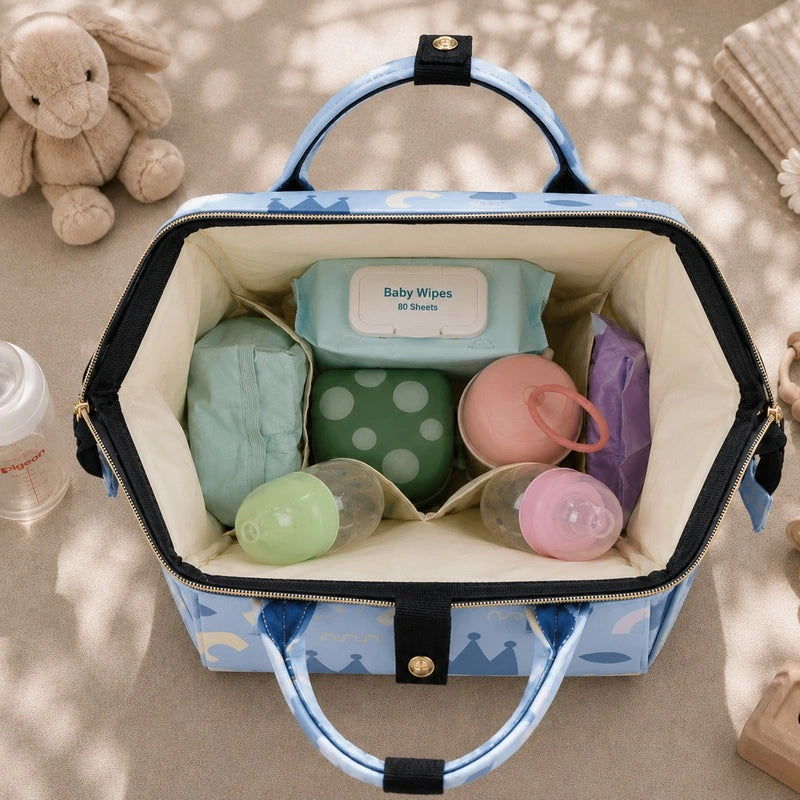 Sac à dos à langer bébé Harry Baby motif royaux accroché aux poignées d'une poussette