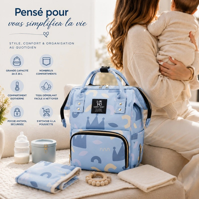 Maman avec bébé dans les bras près du sac à langer Harry Baby motif royaux