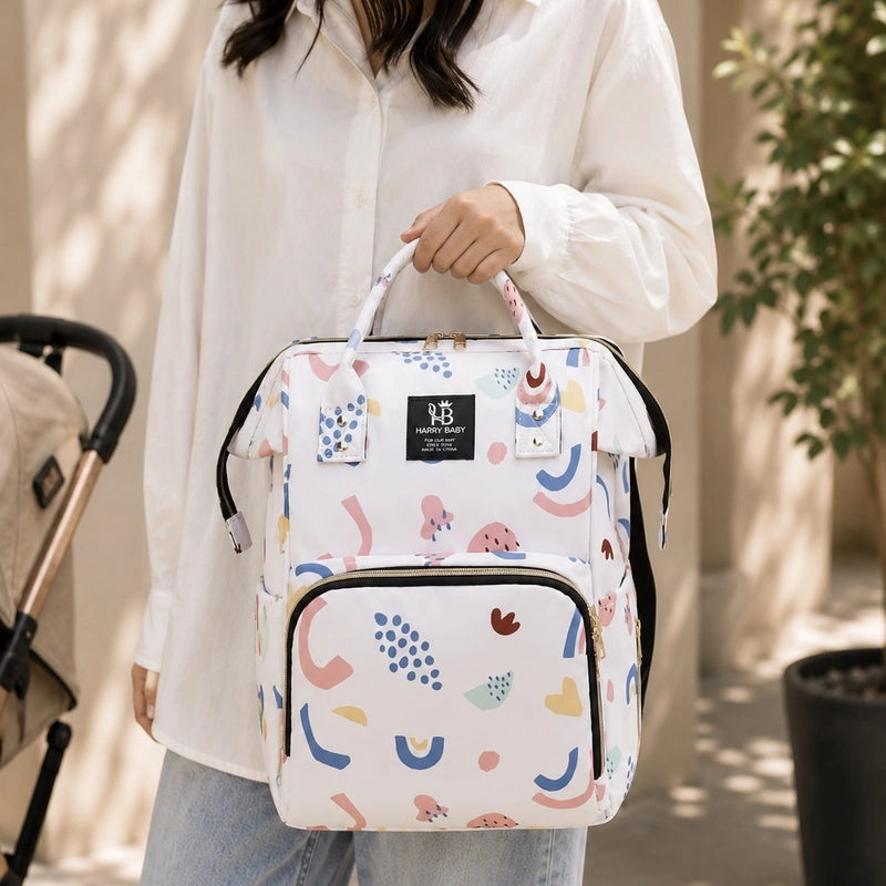 Sac à dos à langer bébé Harry Baby pastels tenu par les poignées à la main