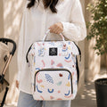 Sac à dos à langer bébé Harry Baby pastels tenu par les poignées à la main