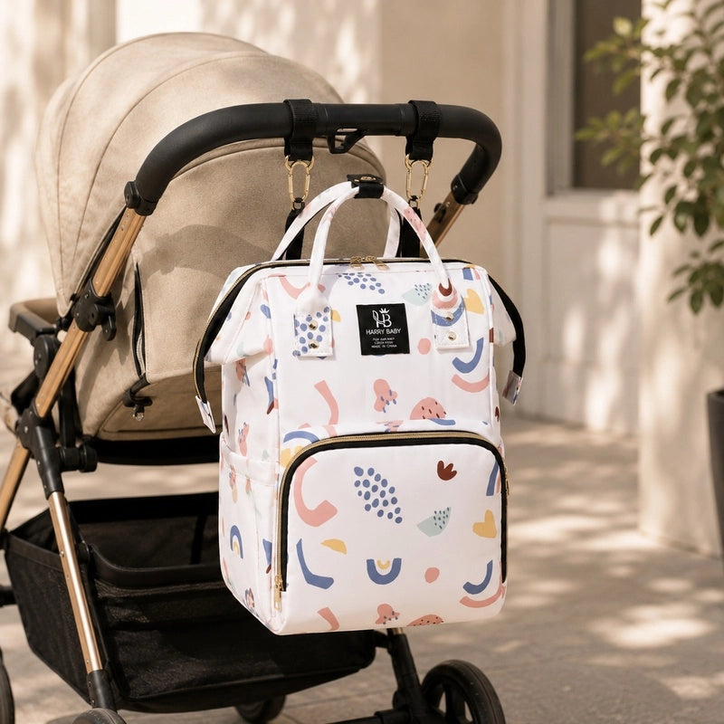 Sac à dos à langer bébé Harry Baby pastels accroché aux poignées d'une poussette