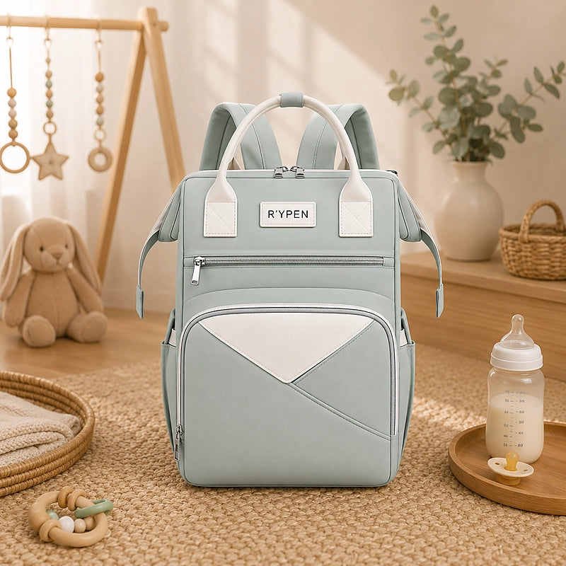 Sac à dos à langer vert menthe posé dans une chambre d'enfant avec jouets et biberon
