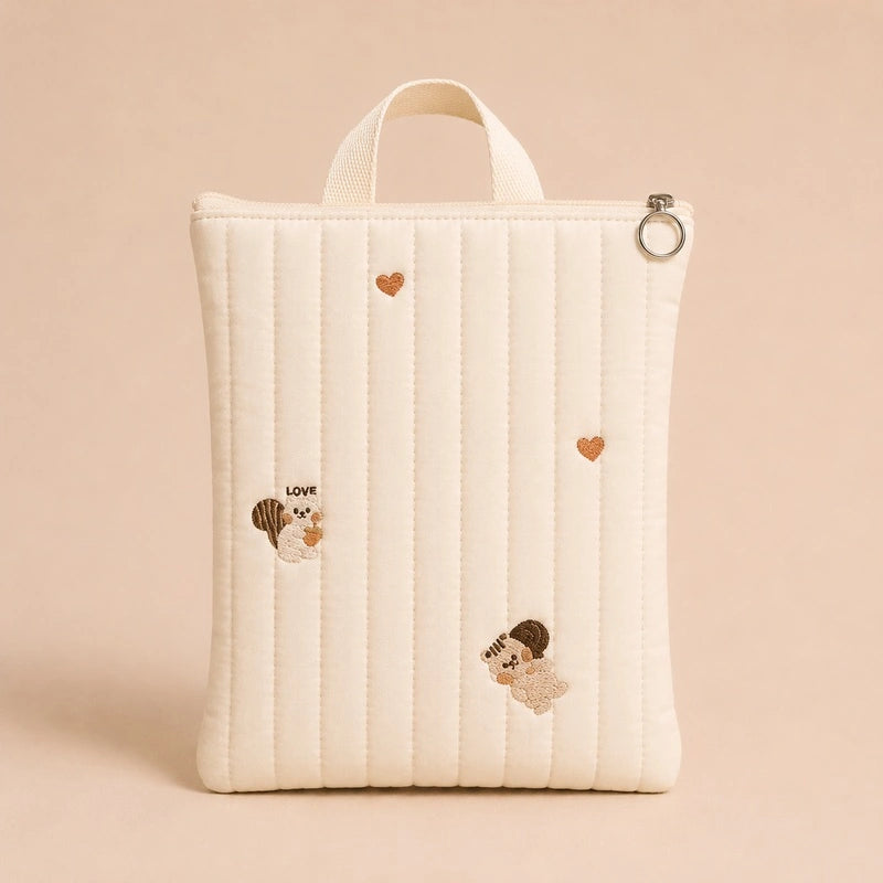 Pochette couche bébé écru, broderie écureuils et cœurs, mot "LOVE"