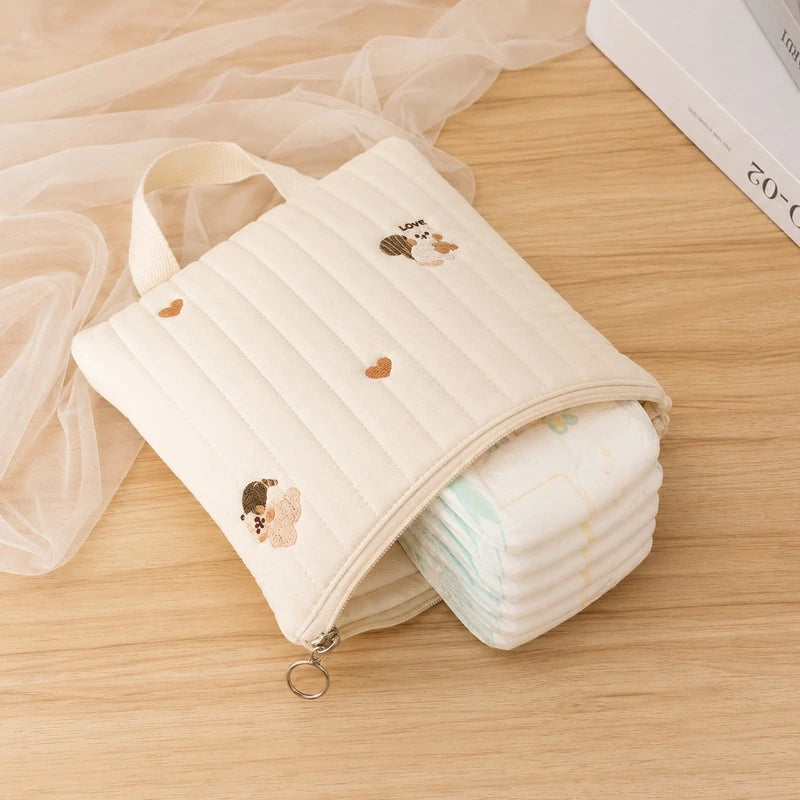 Pochette couche bébé écureuil entrouverte laissant apparaître une couche à l'intérieur