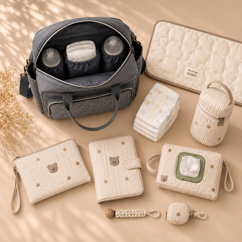 Sac à langer Promenade gris ouvert avec ses accessoires assortis : trousse, tapis à langer, porte-biberon isotherme