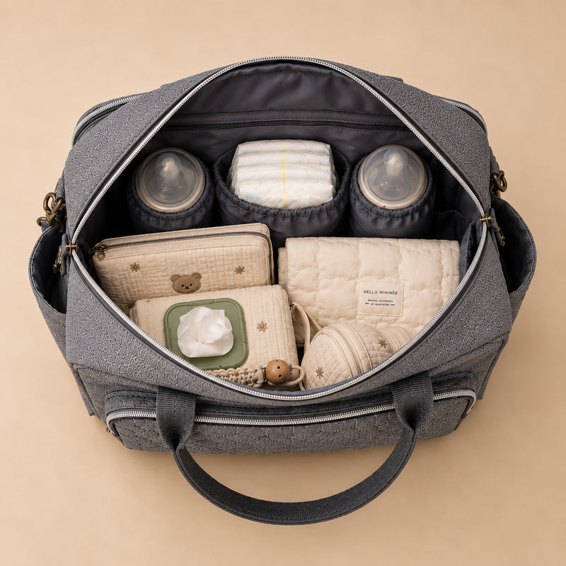Intérieur du sac à langer Promenade gris avec compartiments biberons, couches et accessoires de toilette bébé