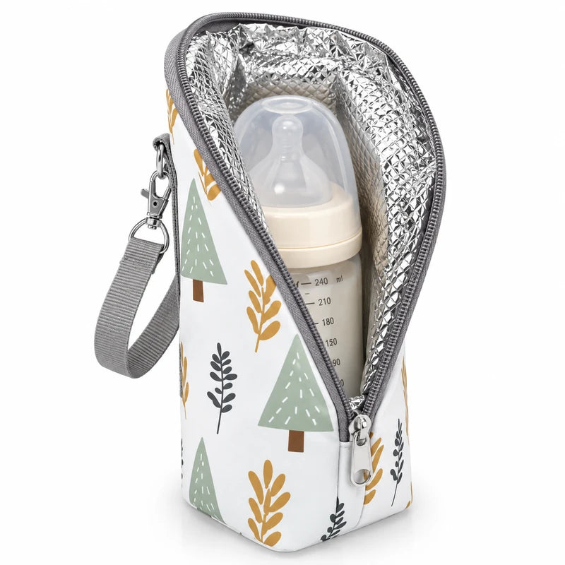 Gros plan tissu imperméable du sac isotherme porte-biberon motif forêt, gouttes d'eau perlant sur la matière